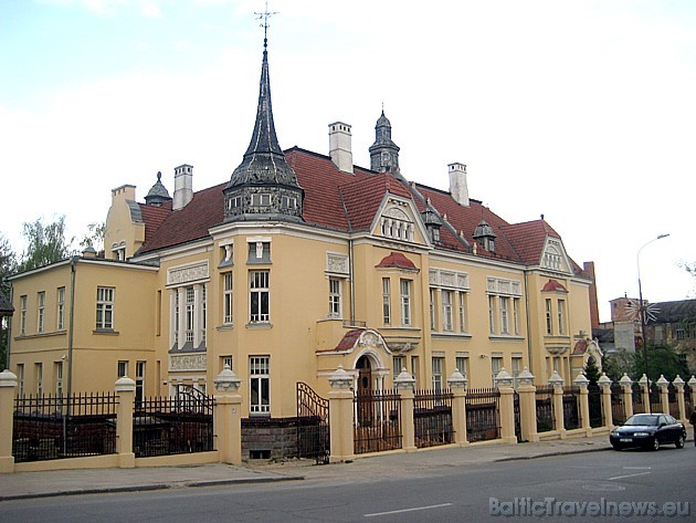 Šiauliuose gyvenusio odos prekiautojo Ch. Frenkelio vila pastatyta 1908 metais - vienintelis Šiauliuose ir vienas iš nedaugelio Lietuvoje esančių XX a. pradžios moderniosios architektūros - jūgendstiliaus - paminklų..